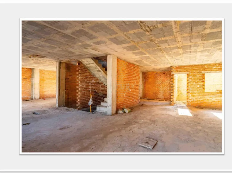 Discover this impressive building under construction in the heart of Andalusia, Malaga, with a floor area of 835 m². This property stands out for its excellent exposure to light and its privileged location, ideal for investors looking for a project withou