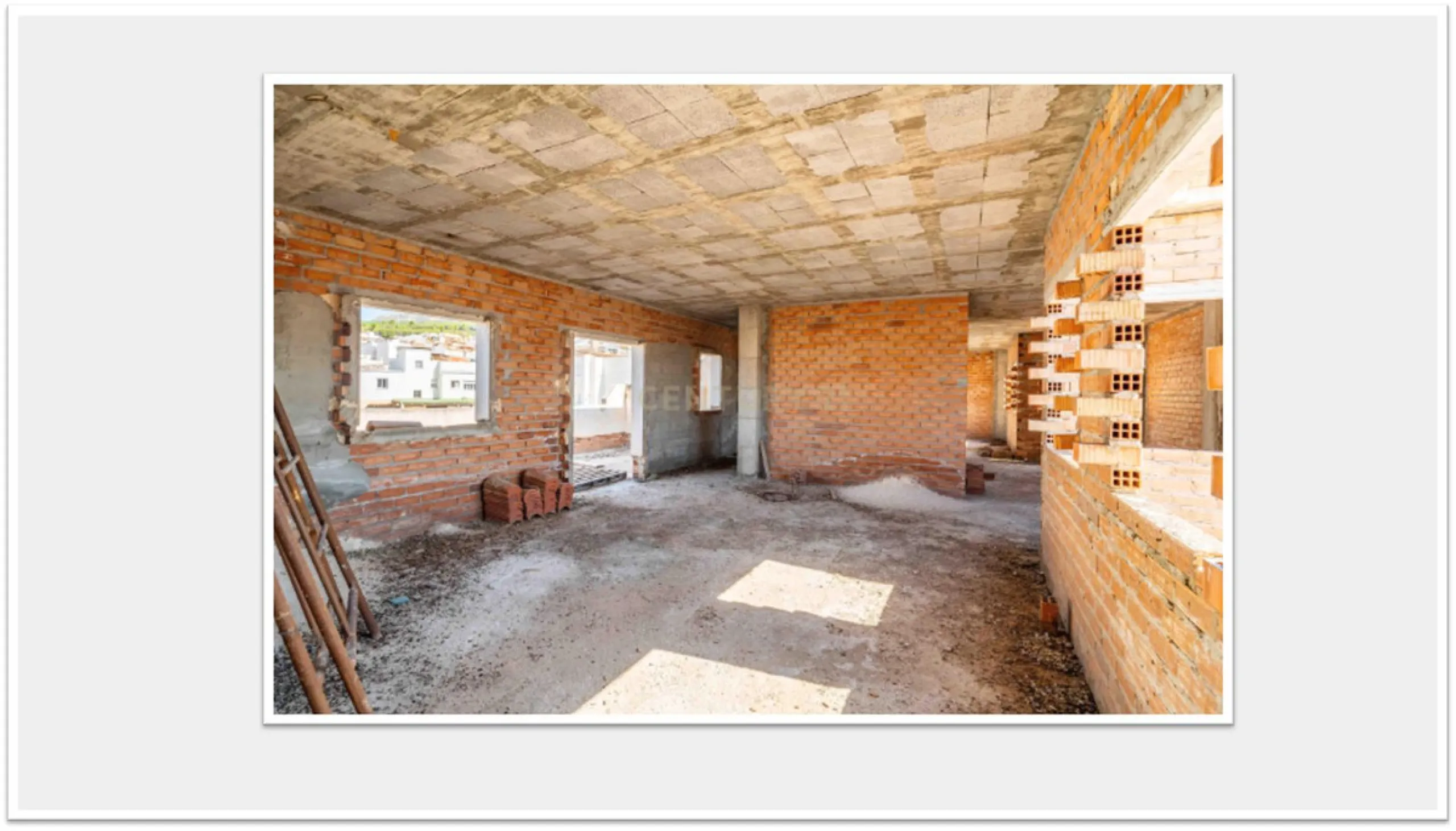 Discover this impressive building under construction in the heart of Andalusia, Malaga, with a floor area of 835 m². This property stands out for its excellent exposure to light and its privileged location, ideal for investors looking for a project withou