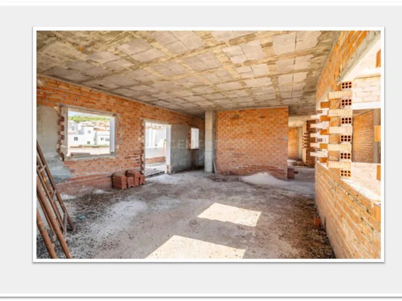 Discover this impressive building under construction in the heart of Andalusia, Malaga, with a floor area of 835 m². This property stands out for its excellent exposure to light and its privileged location, ideal for investors looking for a project withou