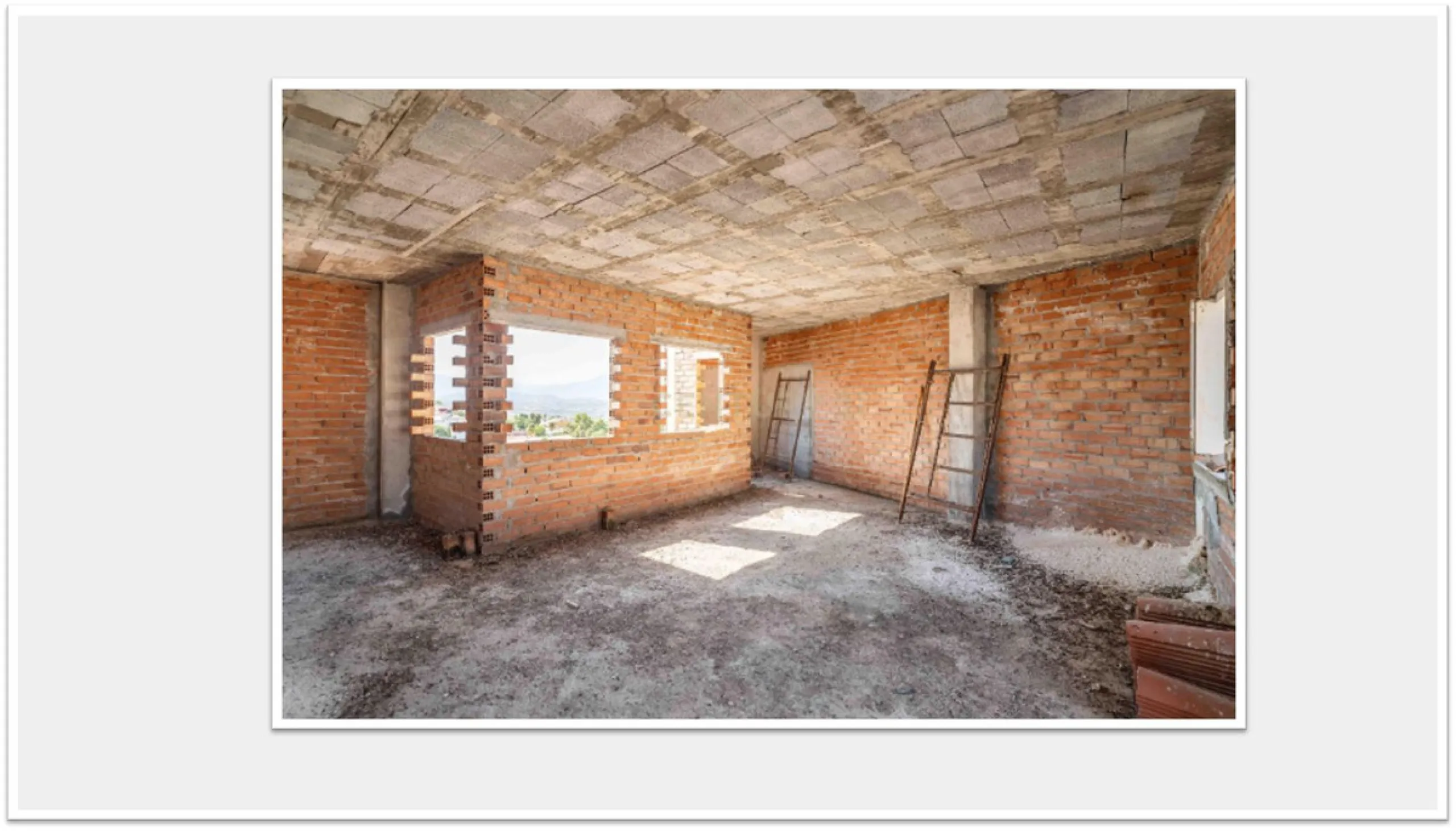 Discover this impressive building under construction in the heart of Andalusia, Malaga, with a floor area of 835 m². This property stands out for its excellent exposure to light and its privileged location, ideal for investors looking for a project withou