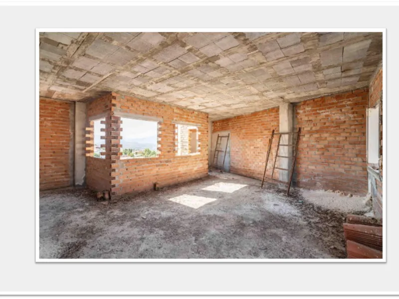 Discover this impressive building under construction in the heart of Andalusia, Malaga, with a floor area of 835 m². This property stands out for its excellent exposure to light and its privileged location, ideal for investors looking for a project withou