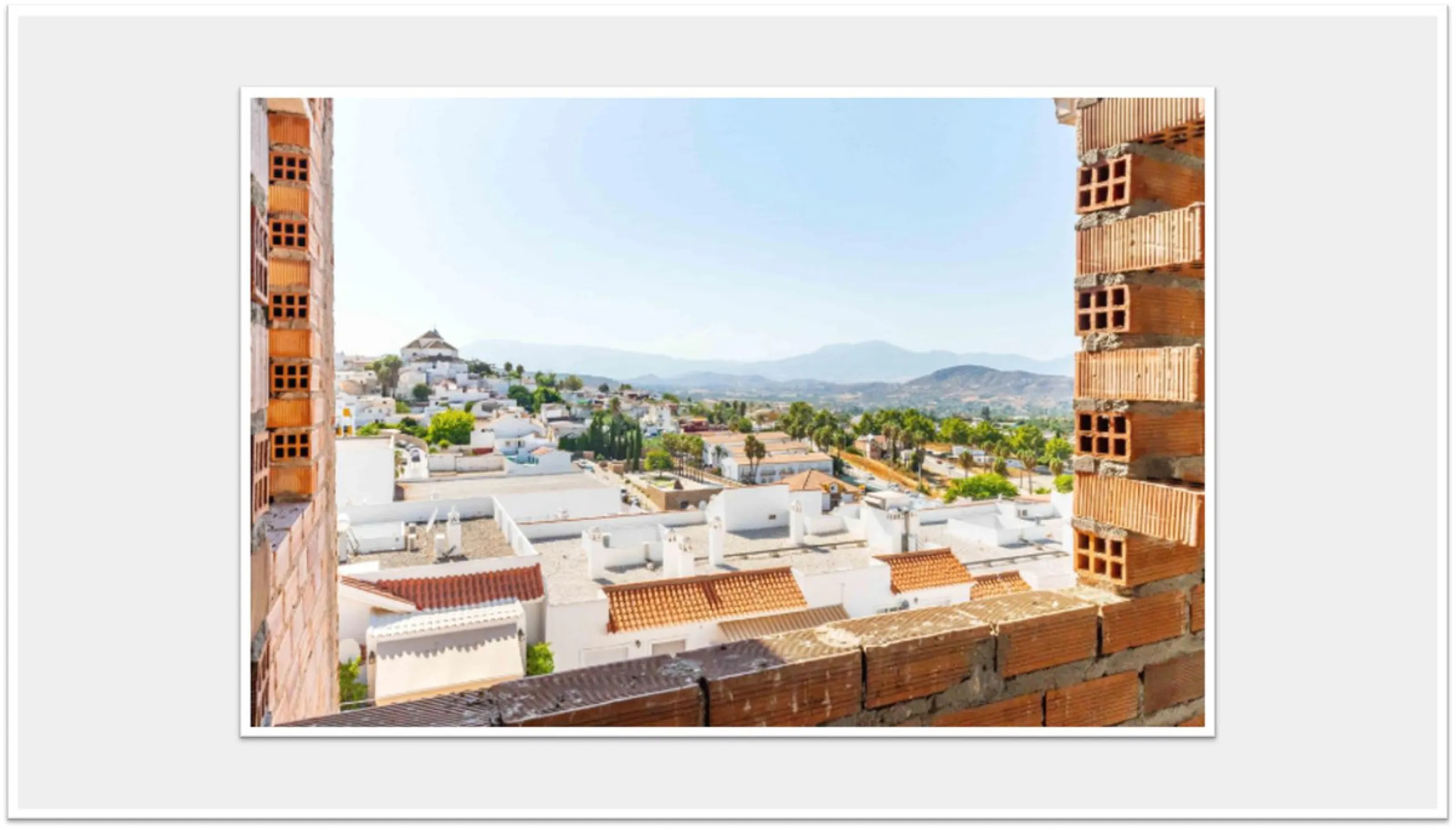 Discover this impressive building under construction in the heart of Andalusia, Malaga, with a floor area of 835 m². This property stands out for its excellent exposure to light and its privileged location, ideal for investors looking for a project withou
