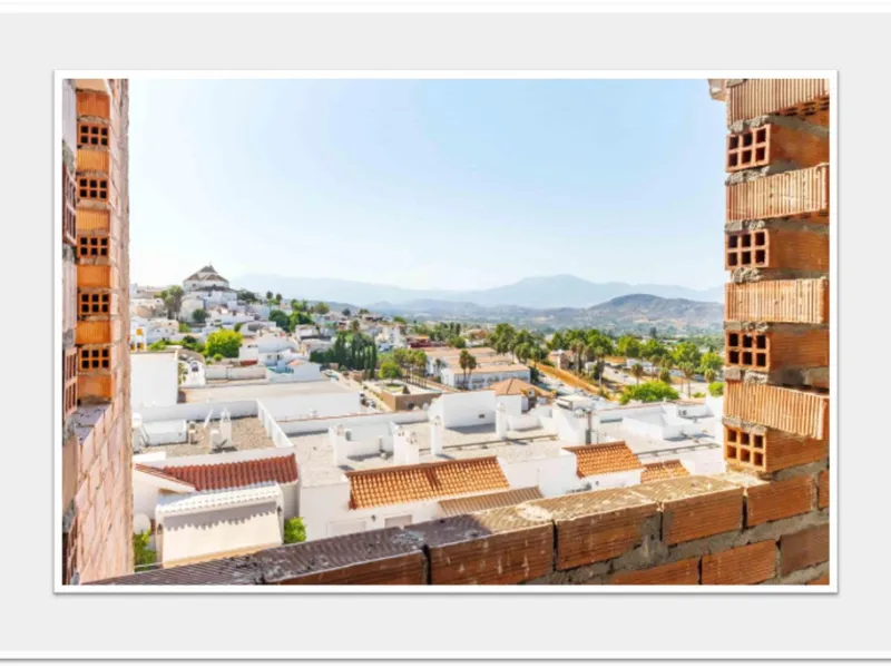 Discover this impressive building under construction in the heart of Andalusia, Malaga, with a floor area of 835 m². This property stands out for its excellent exposure to light and its privileged location, ideal for investors looking for a project withou