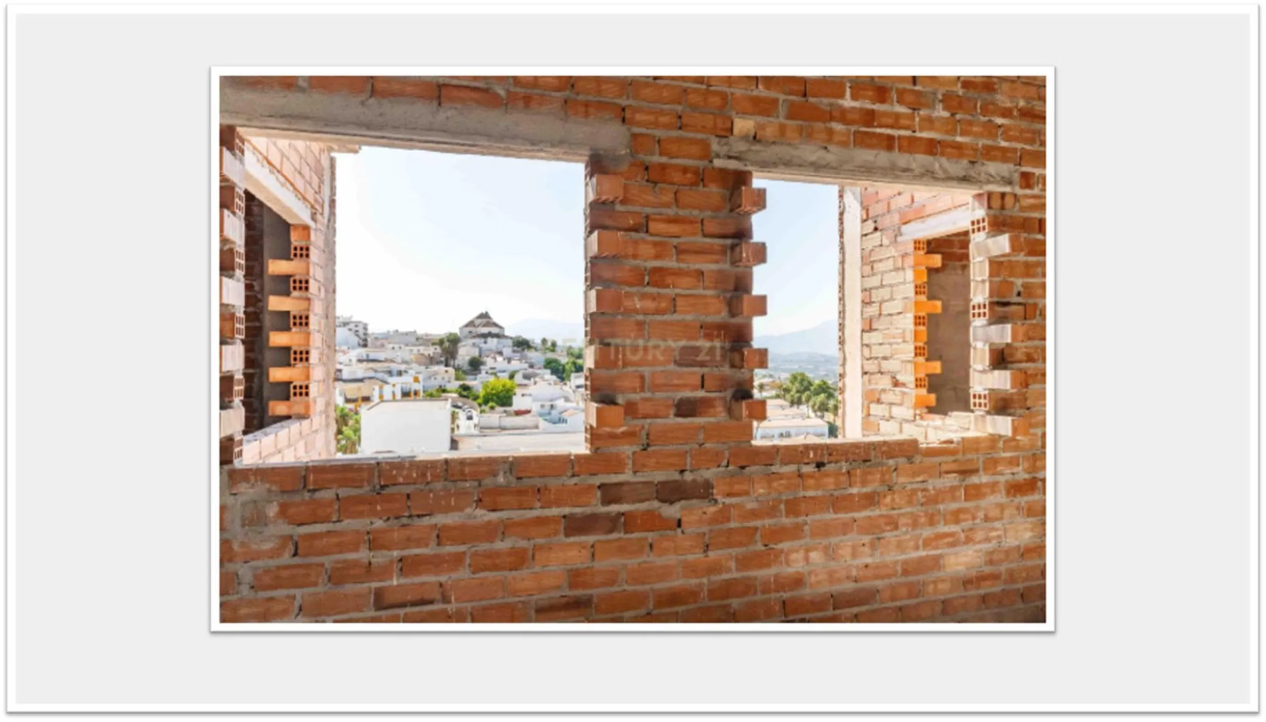Discover this impressive building under construction in the heart of Andalusia, Malaga, with a floor area of 835 m². This property stands out for its excellent exposure to light and its privileged location, ideal for investors looking for a project withou