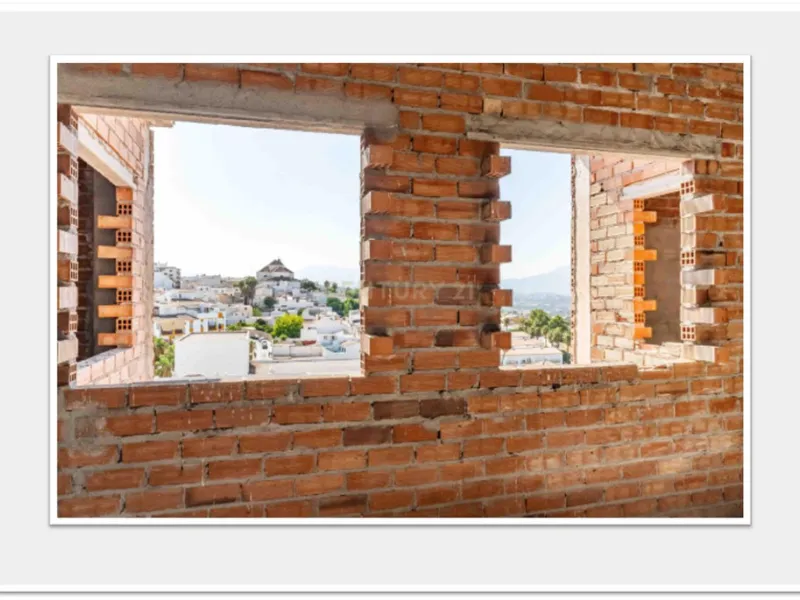 Discover this impressive building under construction in the heart of Andalusia, Malaga, with a floor area of 835 m². This property stands out for its excellent exposure to light and its privileged location, ideal for investors looking for a project withou