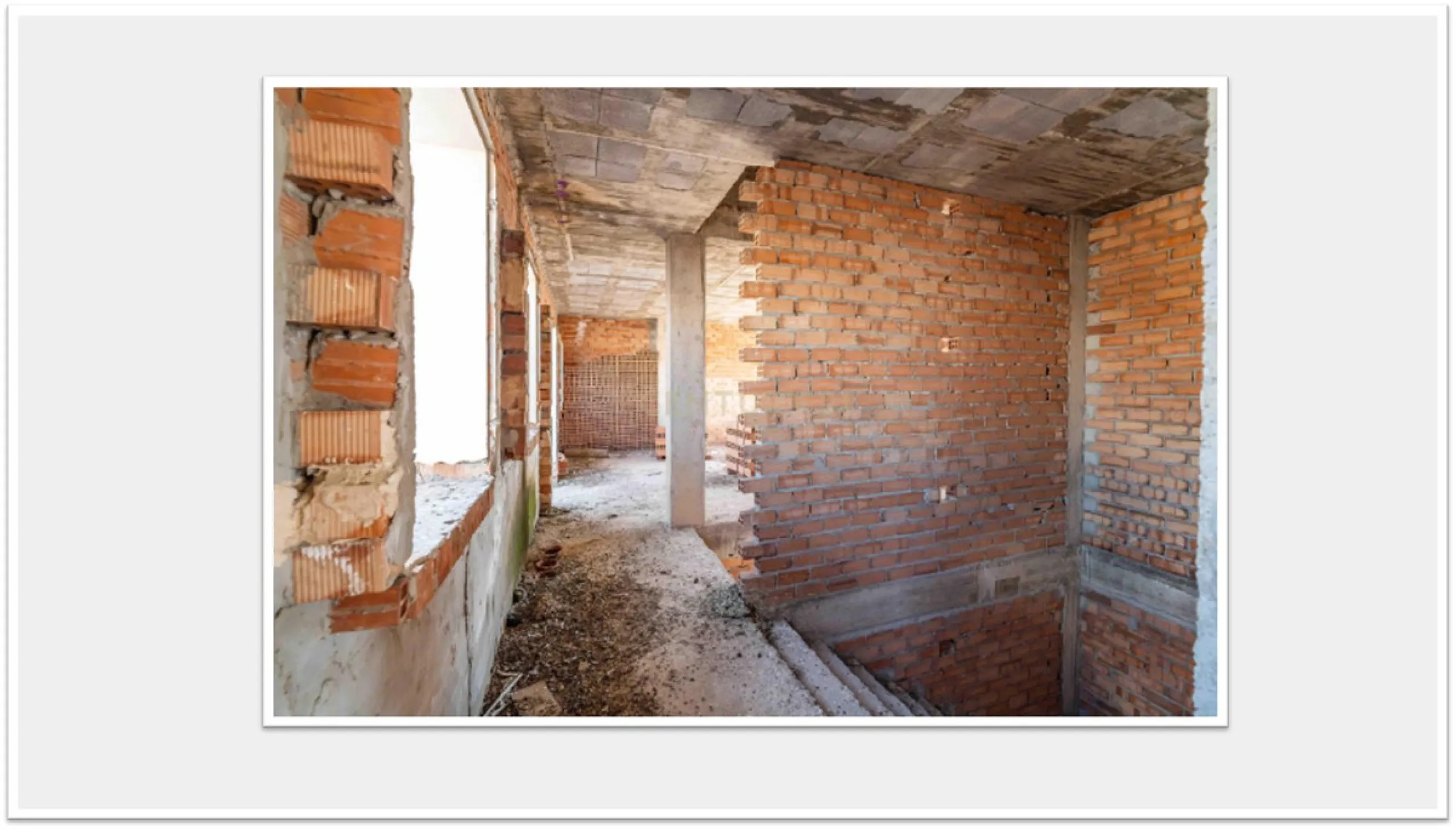 Discover this impressive building under construction in the heart of Andalusia, Malaga, with a floor area of 835 m². This property stands out for its excellent exposure to light and its privileged location, ideal for investors looking for a project withou