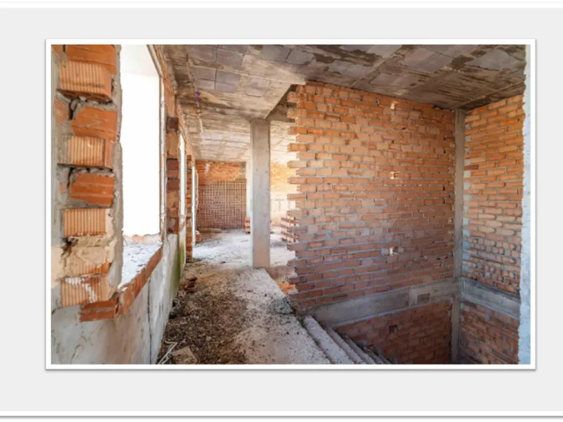 Discover this impressive building under construction in the heart of Andalusia, Malaga, with a floor area of 835 m². This property stands out for its excellent exposure to light and its privileged location, ideal for investors looking for a project withou