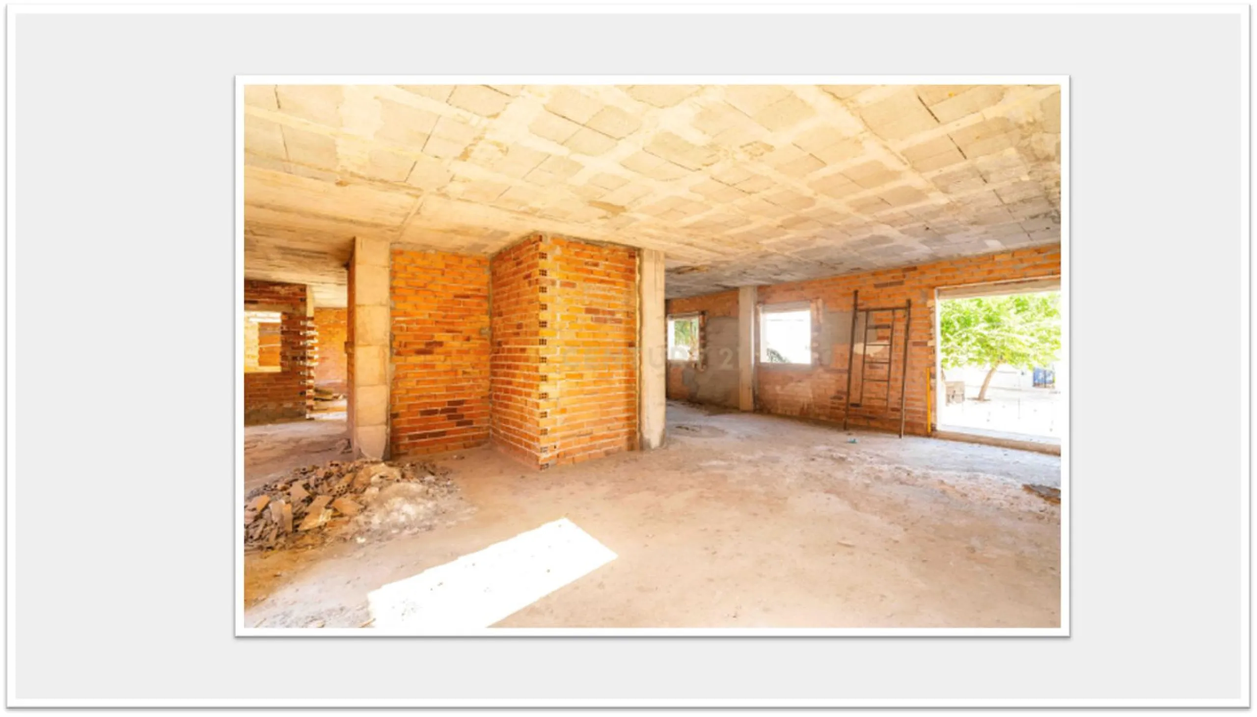Discover this impressive building under construction in the heart of Andalusia, Malaga, with a floor area of 835 m². This property stands out for its excellent exposure to light and its privileged location, ideal for investors looking for a project withou