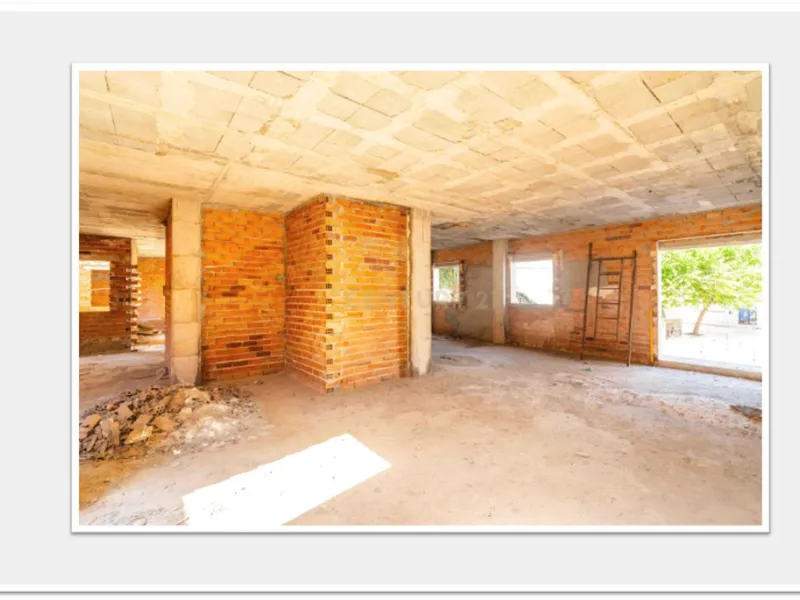 Discover this impressive building under construction in the heart of Andalusia, Malaga, with a floor area of 835 m². This property stands out for its excellent exposure to light and its privileged location, ideal for investors looking for a project withou