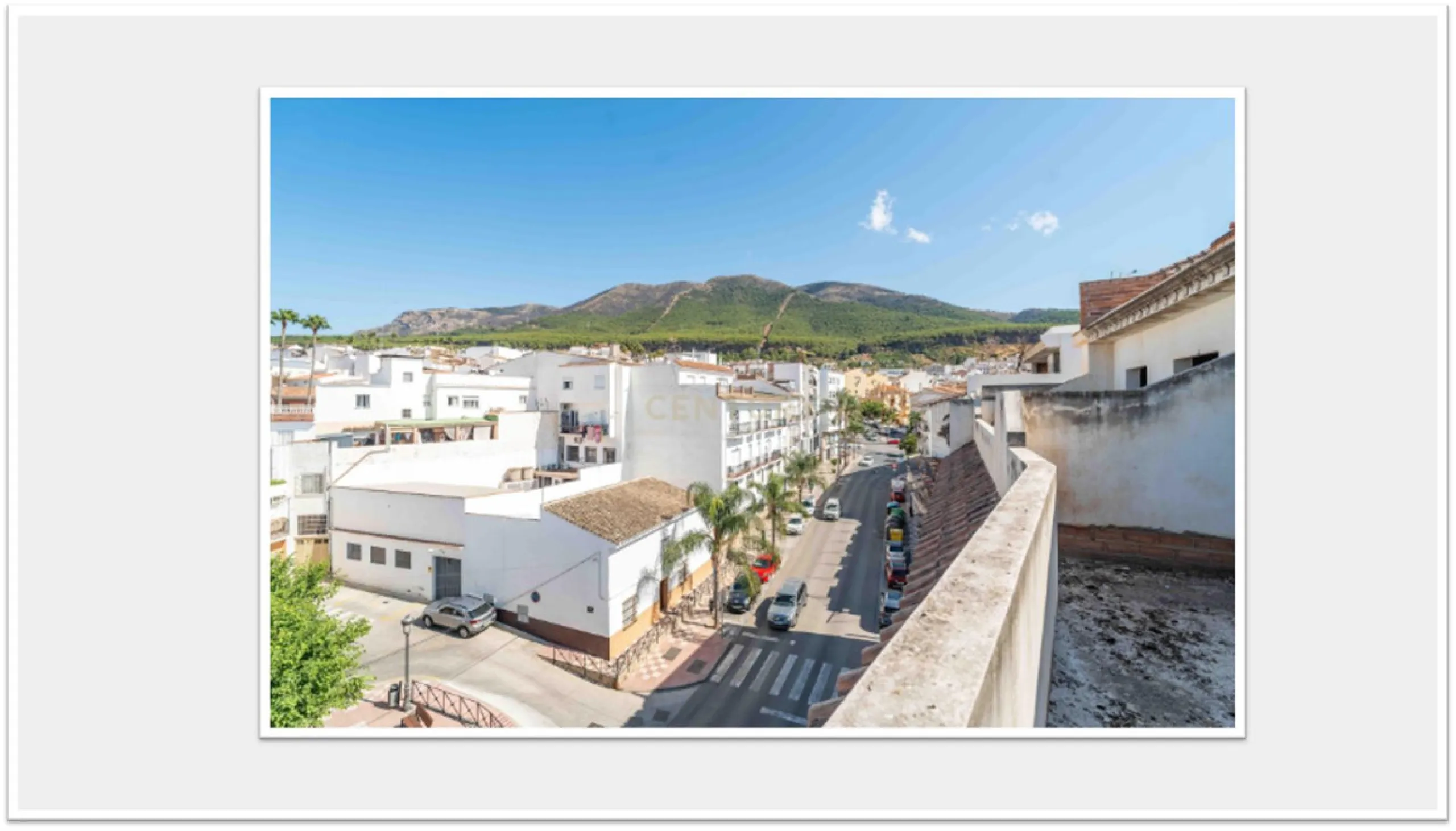 Discover this impressive building under construction in the heart of Andalusia, Malaga, with a floor area of 835 m². This property stands out for its excellent exposure to light and its privileged location, ideal for investors looking for a project withou