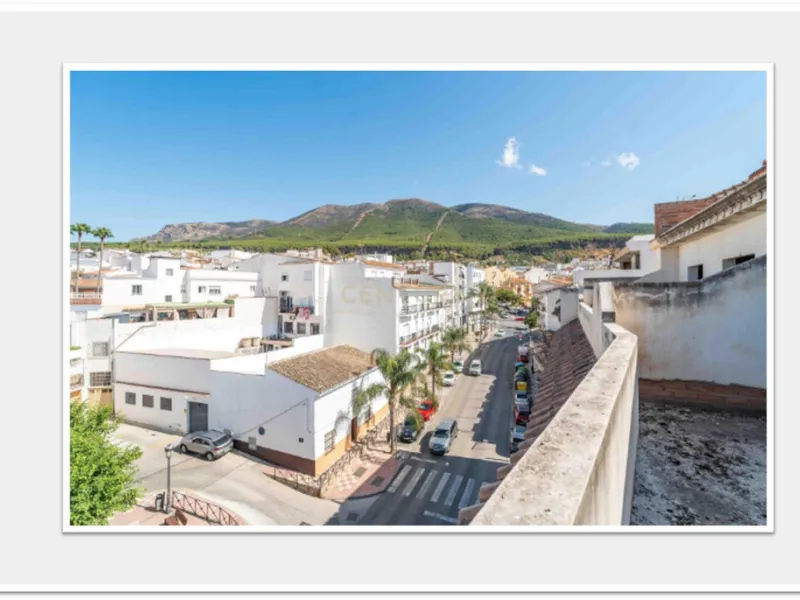 Discover this impressive building under construction in the heart of Andalusia, Malaga, with a floor area of 835 m². This property stands out for its excellent exposure to light and its privileged location, ideal for investors looking for a project withou