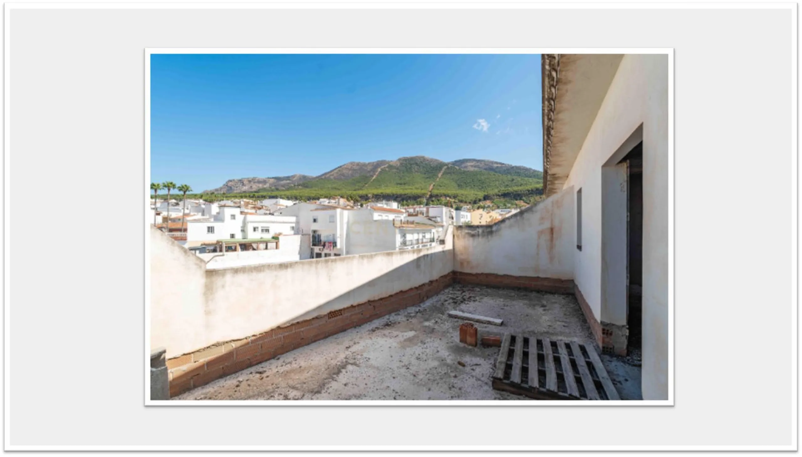 Discover this impressive building under construction in the heart of Andalusia, Malaga, with a floor area of 835 m². This property stands out for its excellent exposure to light and its privileged location, ideal for investors looking for a project withou