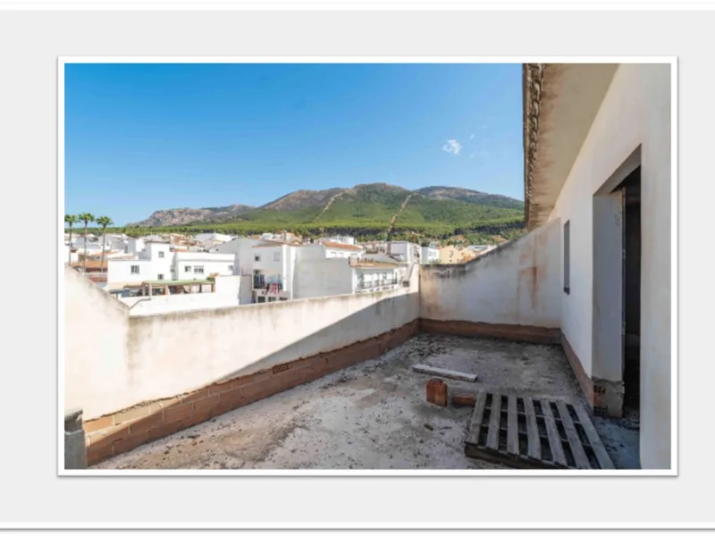 Discover this impressive building under construction in the heart of Andalusia, Malaga, with a floor area of 835 m². This property stands out for its excellent exposure to light and its privileged location, ideal for investors looking for a project withou
