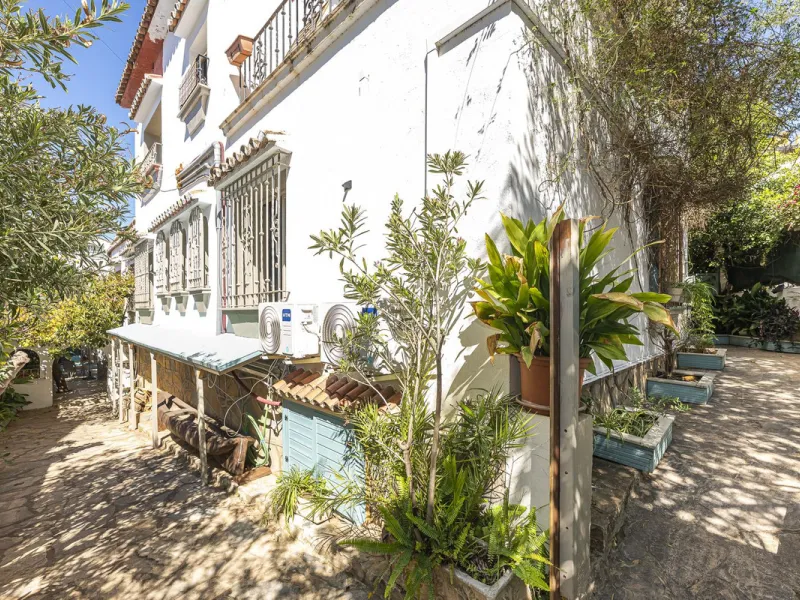 House - Detached Villa в продаже в Marbella, Málaga. В доме 12 спален и 12 ванных комнат. Площадь дома 500 м². Площадь участка 728 м²