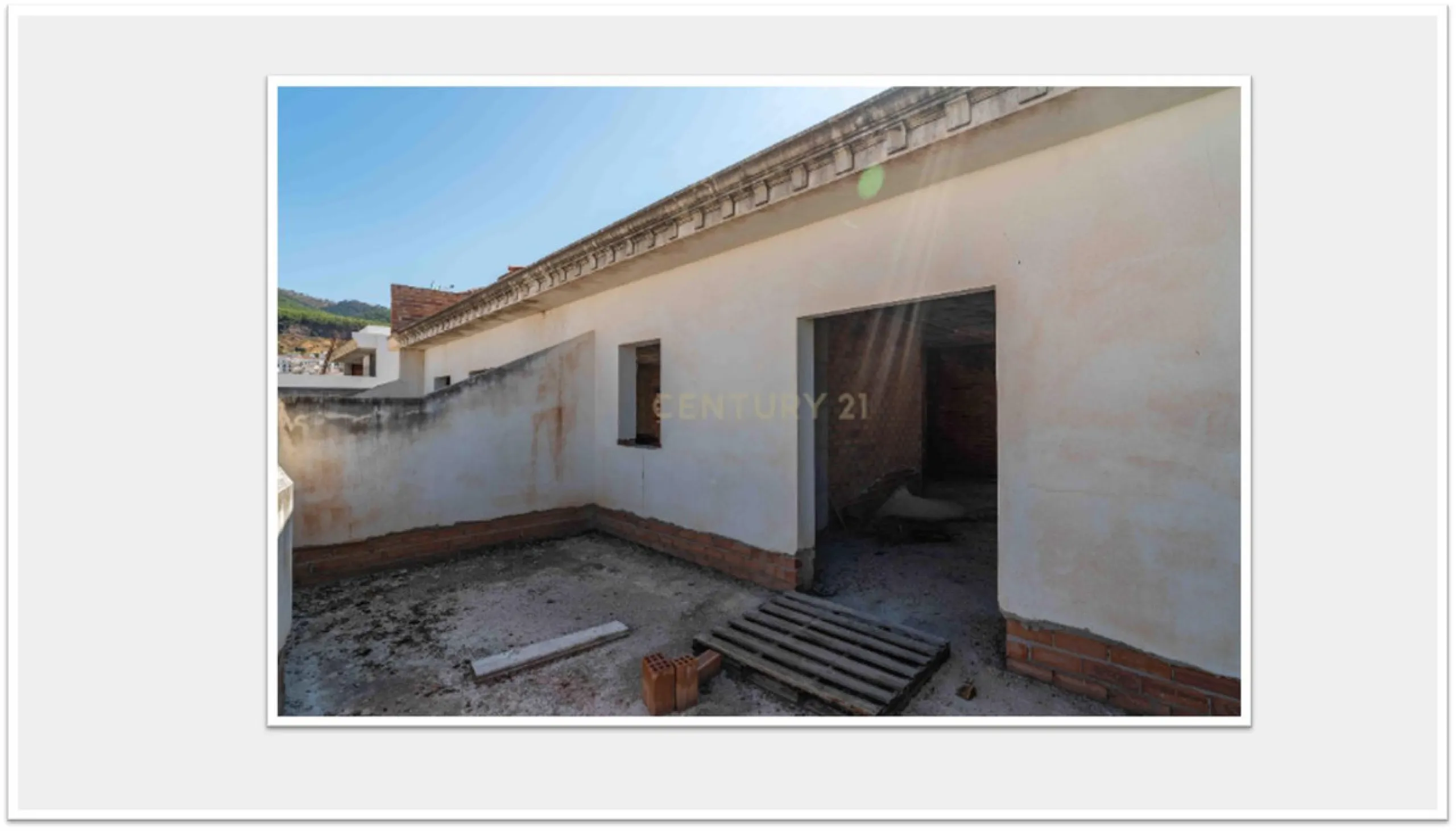 Discover this impressive building under construction in the heart of Andalusia, Malaga, with a floor area of 835 m². This property stands out for its excellent exposure to light and its privileged location, ideal for investors looking for a project withou