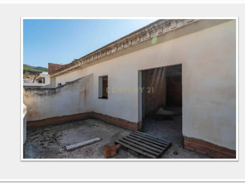 Discover this impressive building under construction in the heart of Andalusia, Malaga, with a floor area of 835 m². This property stands out for its excellent exposure to light and its privileged location, ideal for investors looking for a project withou