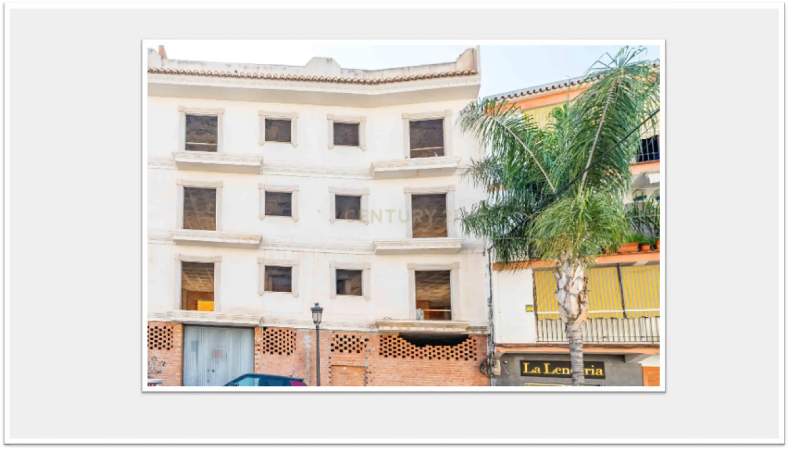 Discover this impressive building under construction in the heart of Andalusia, Malaga, with a floor area of 835 m². This property stands out for its excellent exposure to light and its privileged location, ideal for investors looking for a project withou