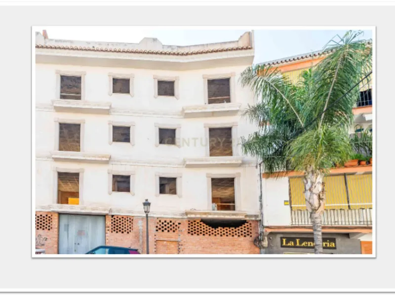 Discover this impressive building under construction in the heart of Andalusia, Malaga, with a floor area of 835 m². This property stands out for its excellent exposure to light and its privileged location, ideal for investors looking for a project withou