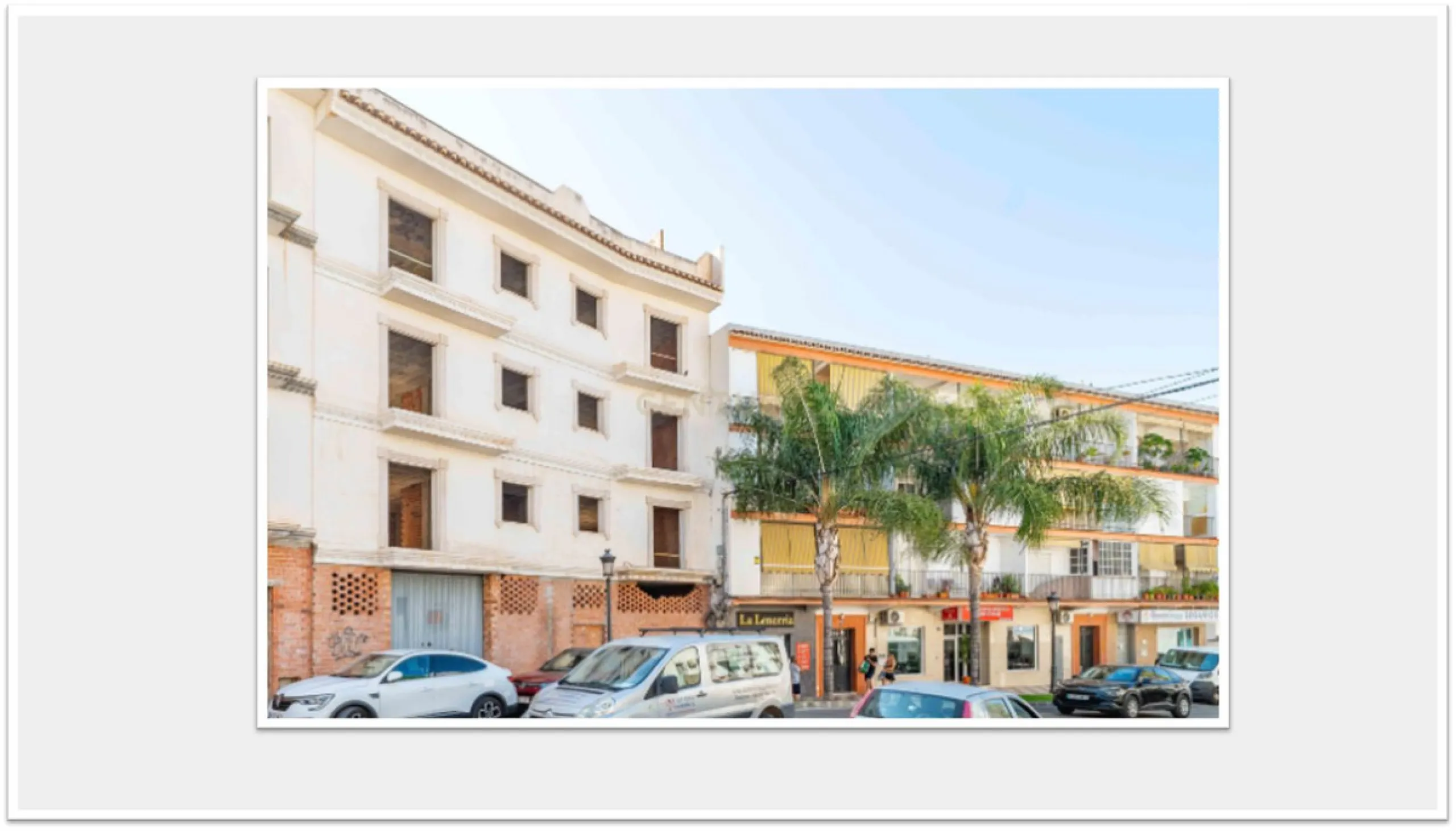 Discover this impressive building under construction in the heart of Andalusia, Malaga, with a floor area of 835 m². This property stands out for its excellent exposure to light and its privileged location, ideal for investors looking for a project withou