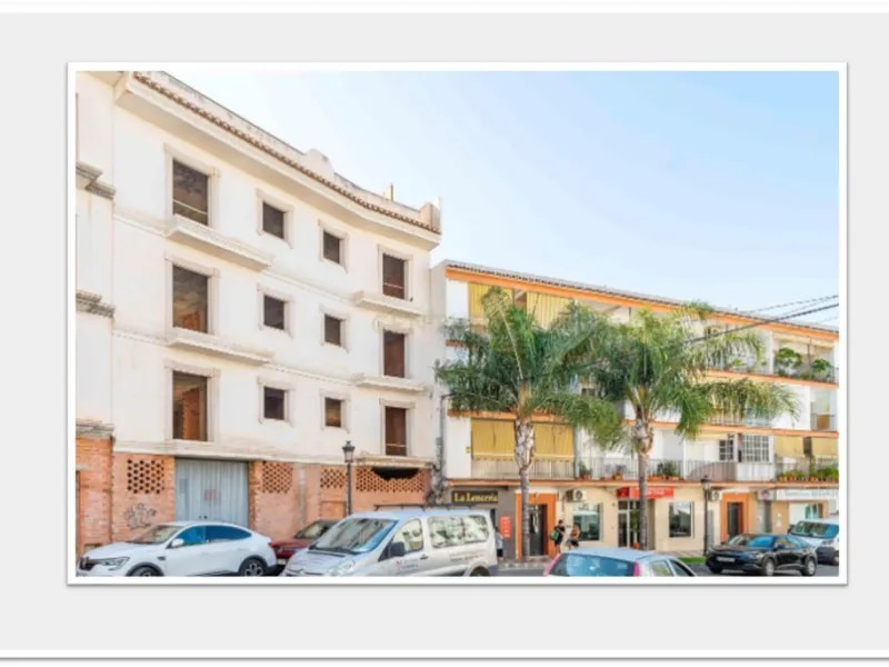 Discover this impressive building under construction in the heart of Andalusia, Malaga, with a floor area of 835 m². This property stands out for its excellent exposure to light and its privileged location, ideal for investors looking for a project withou