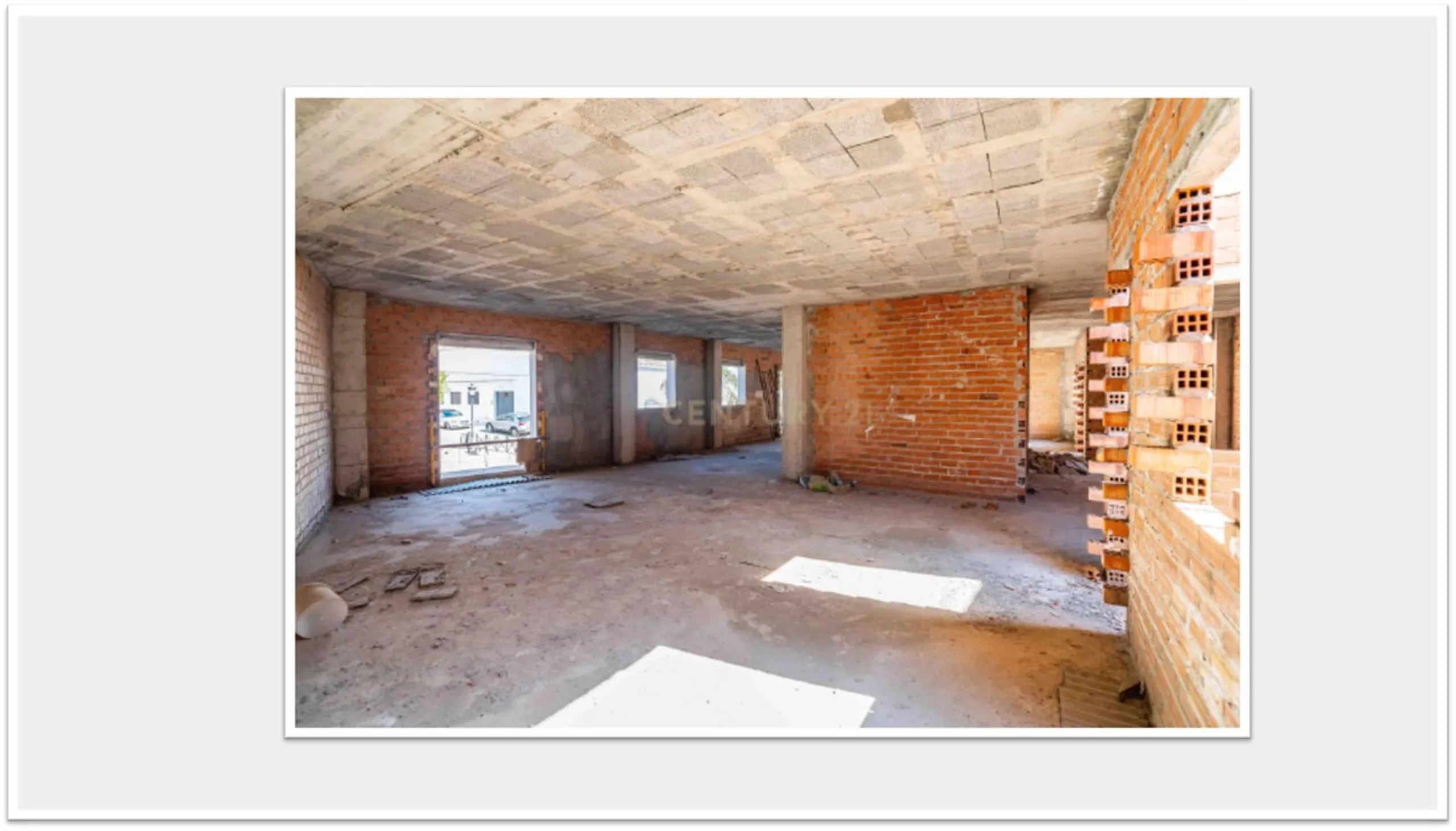 Discover this impressive building under construction in the heart of Andalusia, Malaga, with a floor area of 835 m². This property stands out for its excellent exposure to light and its privileged location, ideal for investors looking for a project withou