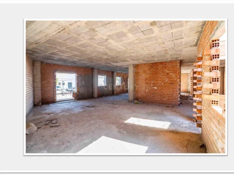 Discover this impressive building under construction in the heart of Andalusia, Malaga, with a floor area of 835 m². This property stands out for its excellent exposure to light and its privileged location, ideal for investors looking for a project withou