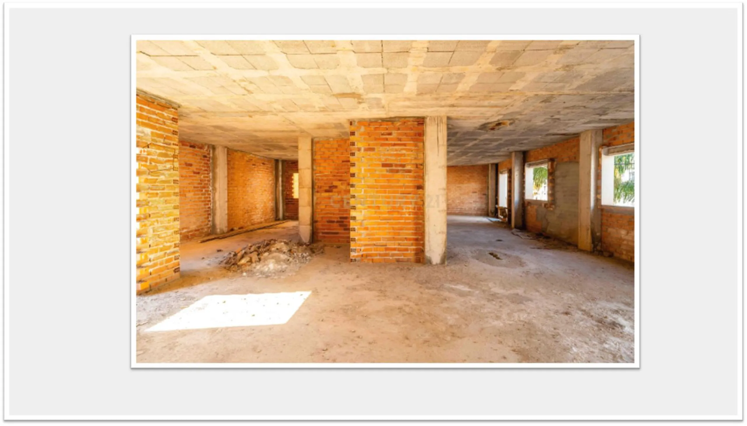 Discover this impressive building under construction in the heart of Andalusia, Malaga, with a floor area of 835 m². This property stands out for its excellent exposure to light and its privileged location, ideal for investors looking for a project withou