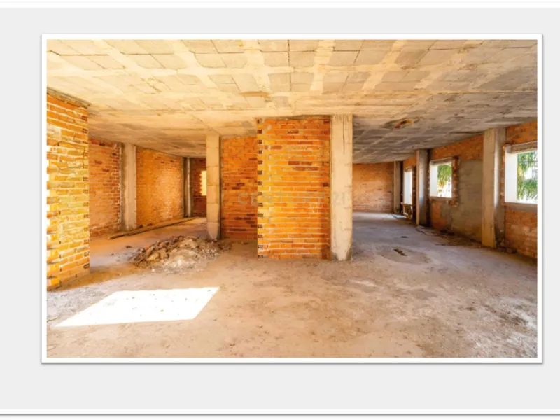 Discover this impressive building under construction in the heart of Andalusia, Malaga, with a floor area of 835 m². This property stands out for its excellent exposure to light and its privileged location, ideal for investors looking for a project withou