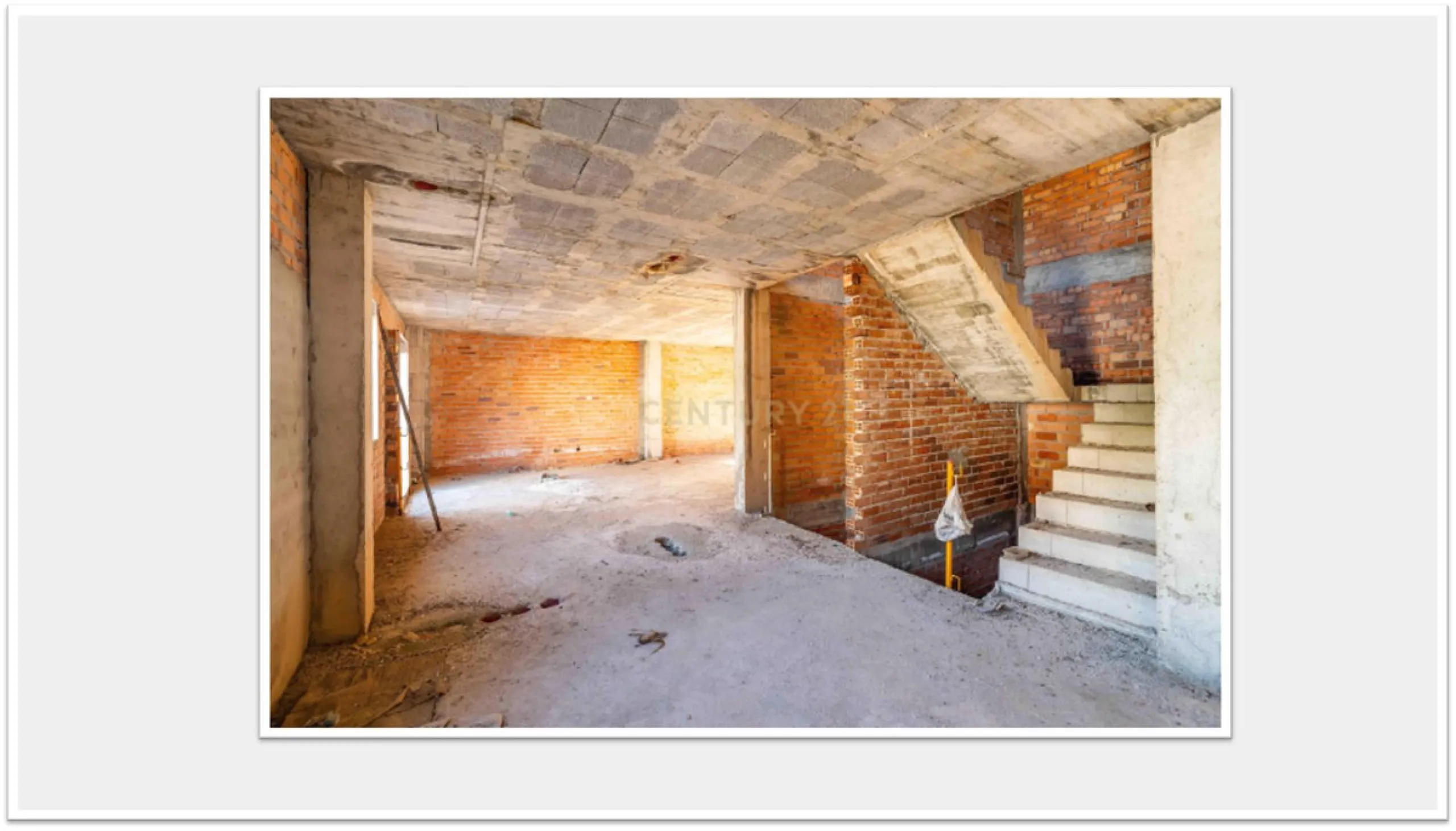 Discover this impressive building under construction in the heart of Andalusia, Malaga, with a floor area of 835 m². This property stands out for its excellent exposure to light and its privileged location, ideal for investors looking for a project withou