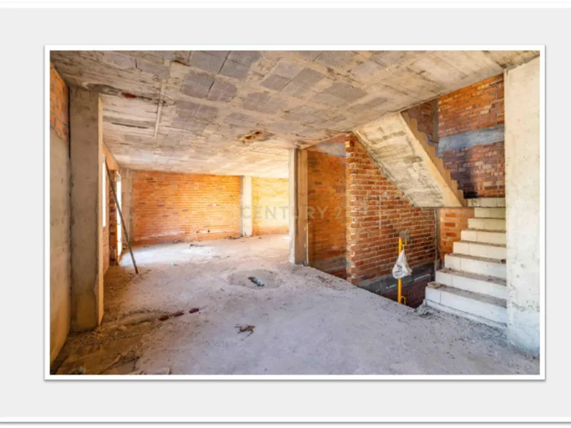 Discover this impressive building under construction in the heart of Andalusia, Malaga, with a floor area of 835 m². This property stands out for its excellent exposure to light and its privileged location, ideal for investors looking for a project withou