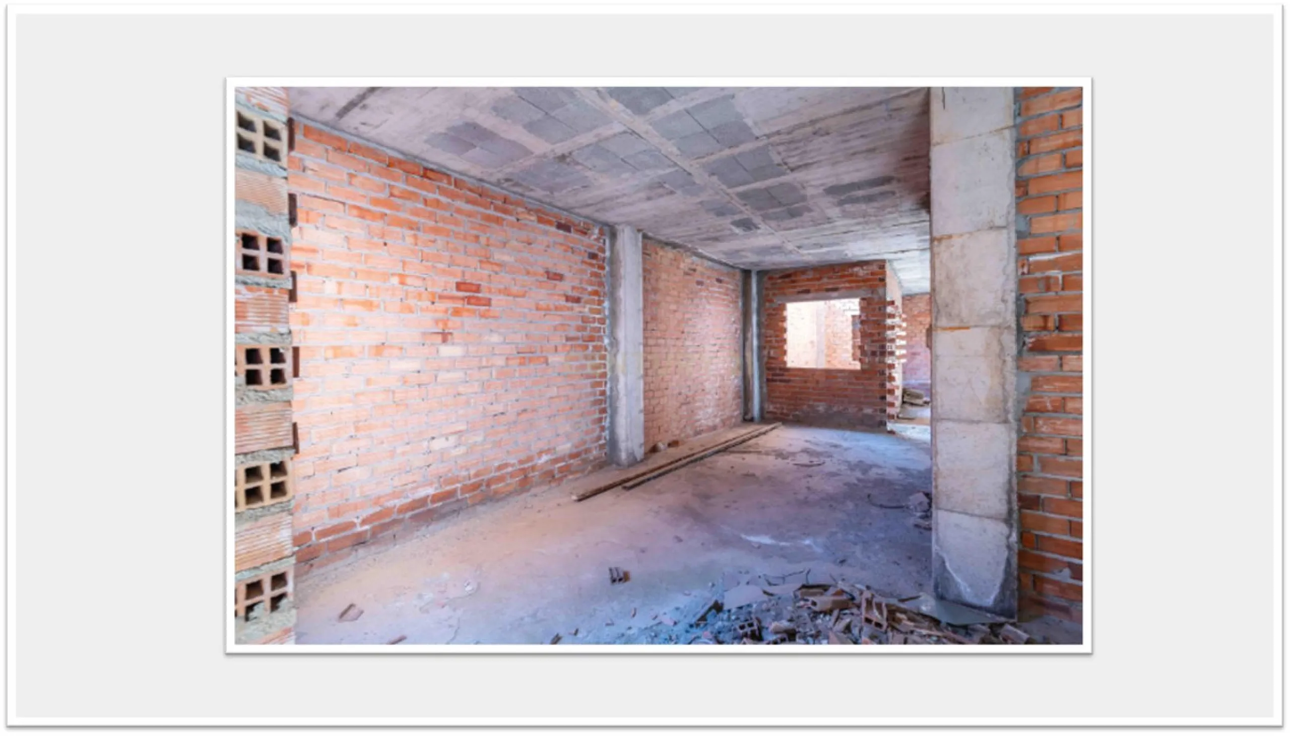 Discover this impressive building under construction in the heart of Andalusia, Malaga, with a floor area of 835 m². This property stands out for its excellent exposure to light and its privileged location, ideal for investors looking for a project withou
