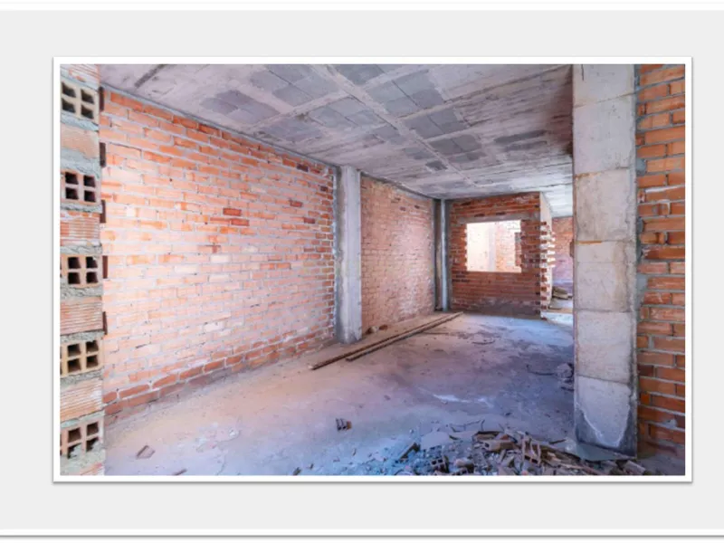 Discover this impressive building under construction in the heart of Andalusia, Malaga, with a floor area of 835 m². This property stands out for its excellent exposure to light and its privileged location, ideal for investors looking for a project withou