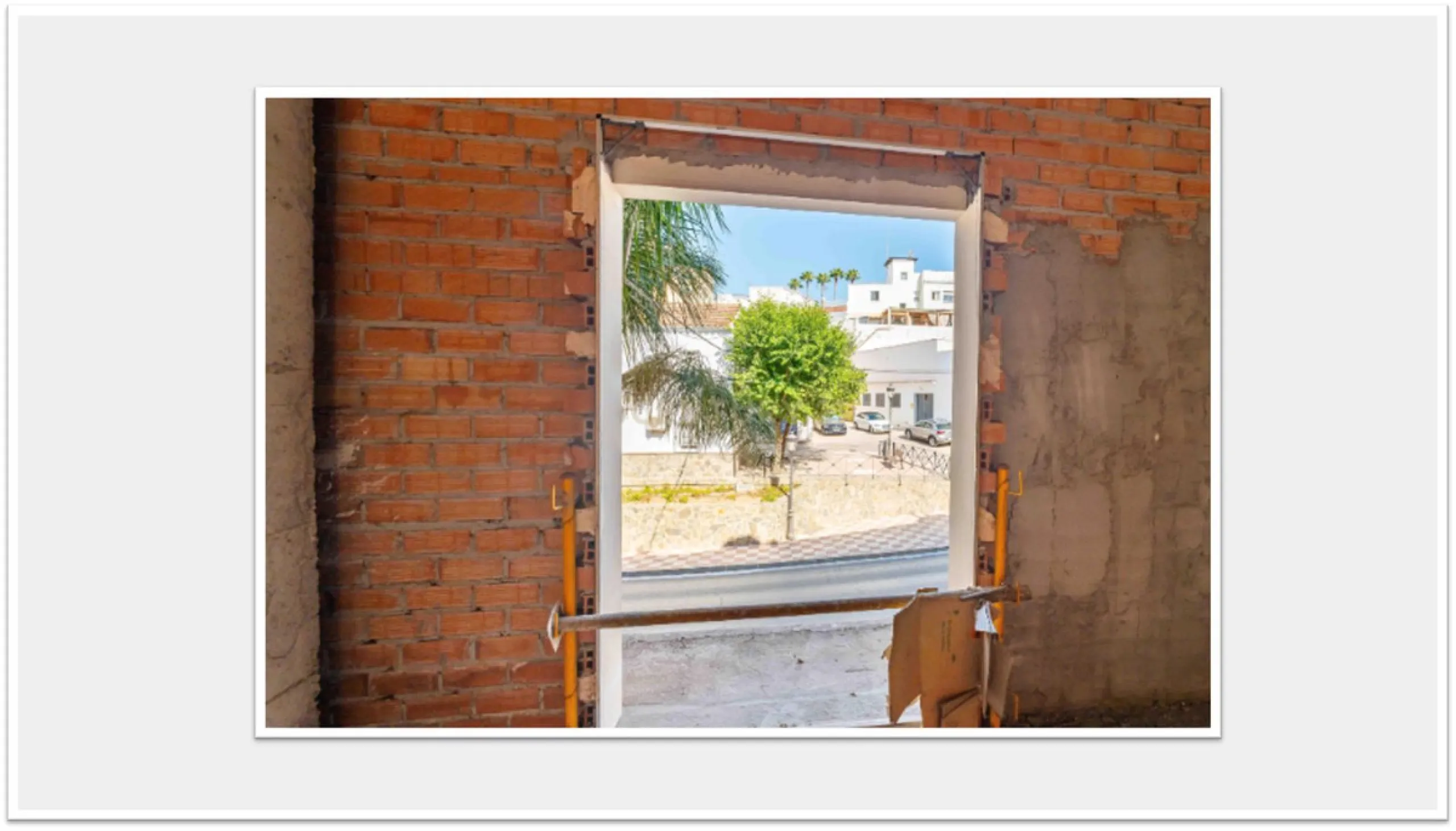 Discover this impressive building under construction in the heart of Andalusia, Malaga, with a floor area of 835 m². This property stands out for its excellent exposure to light and its privileged location, ideal for investors looking for a project withou