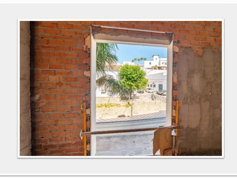 Discover this impressive building under construction in the heart of Andalusia, Malaga, with a floor area of 835 m². This property stands out for its excellent exposure to light and its privileged location, ideal for investors looking for a project withou