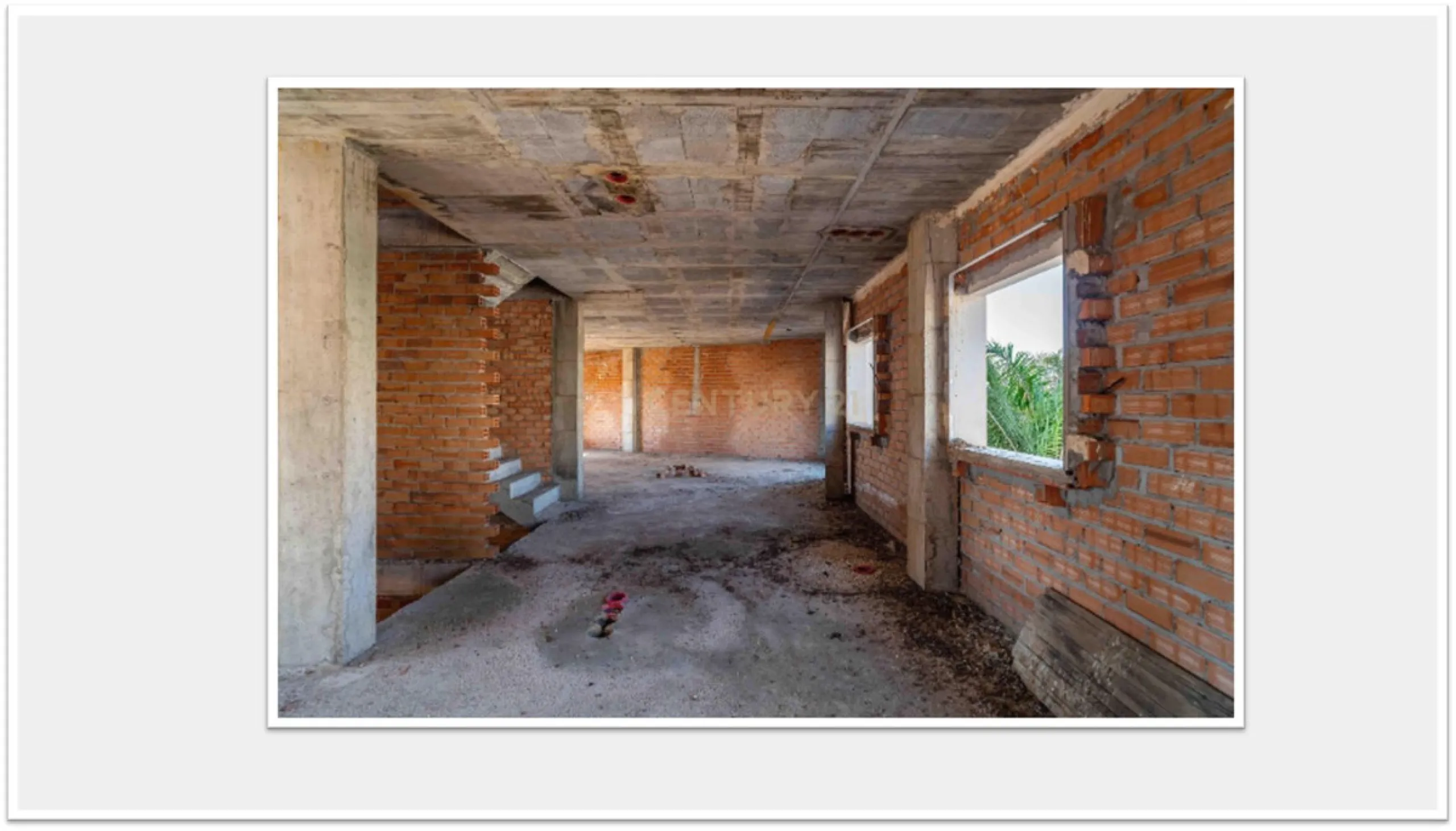 Discover this impressive building under construction in the heart of Andalusia, Malaga, with a floor area of 835 m². This property stands out for its excellent exposure to light and its privileged location, ideal for investors looking for a project withou