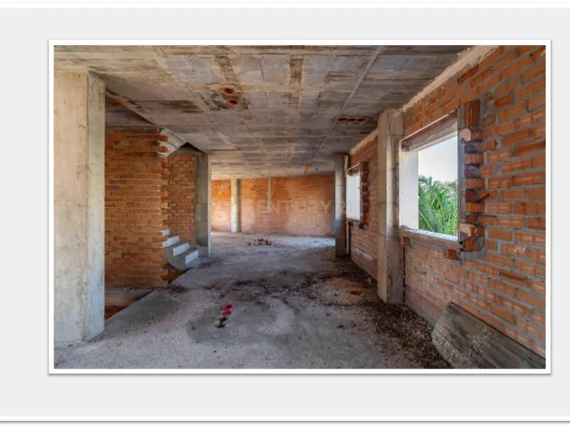 Discover this impressive building under construction in the heart of Andalusia, Malaga, with a floor area of 835 m². This property stands out for its excellent exposure to light and its privileged location, ideal for investors looking for a project withou