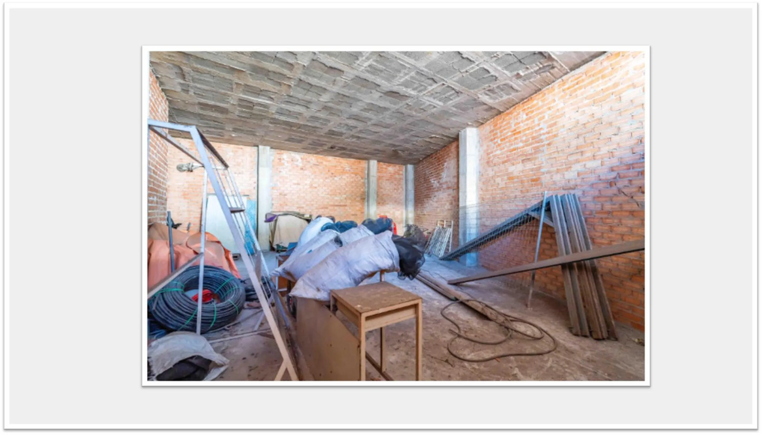 Discover this impressive building under construction in the heart of Andalusia, Malaga, with a floor area of 835 m². This property stands out for its excellent exposure to light and its privileged location, ideal for investors looking for a project withou