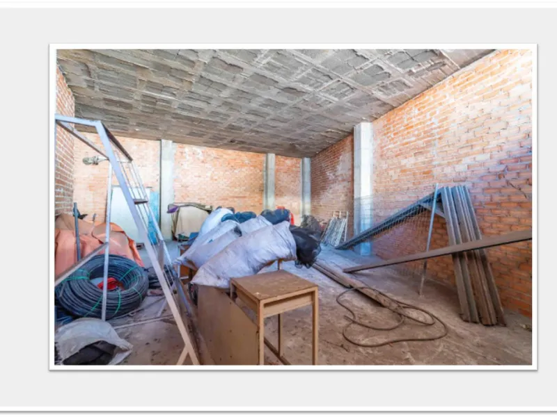 Discover this impressive building under construction in the heart of Andalusia, Malaga, with a floor area of 835 m². This property stands out for its excellent exposure to light and its privileged location, ideal for investors looking for a project withou
