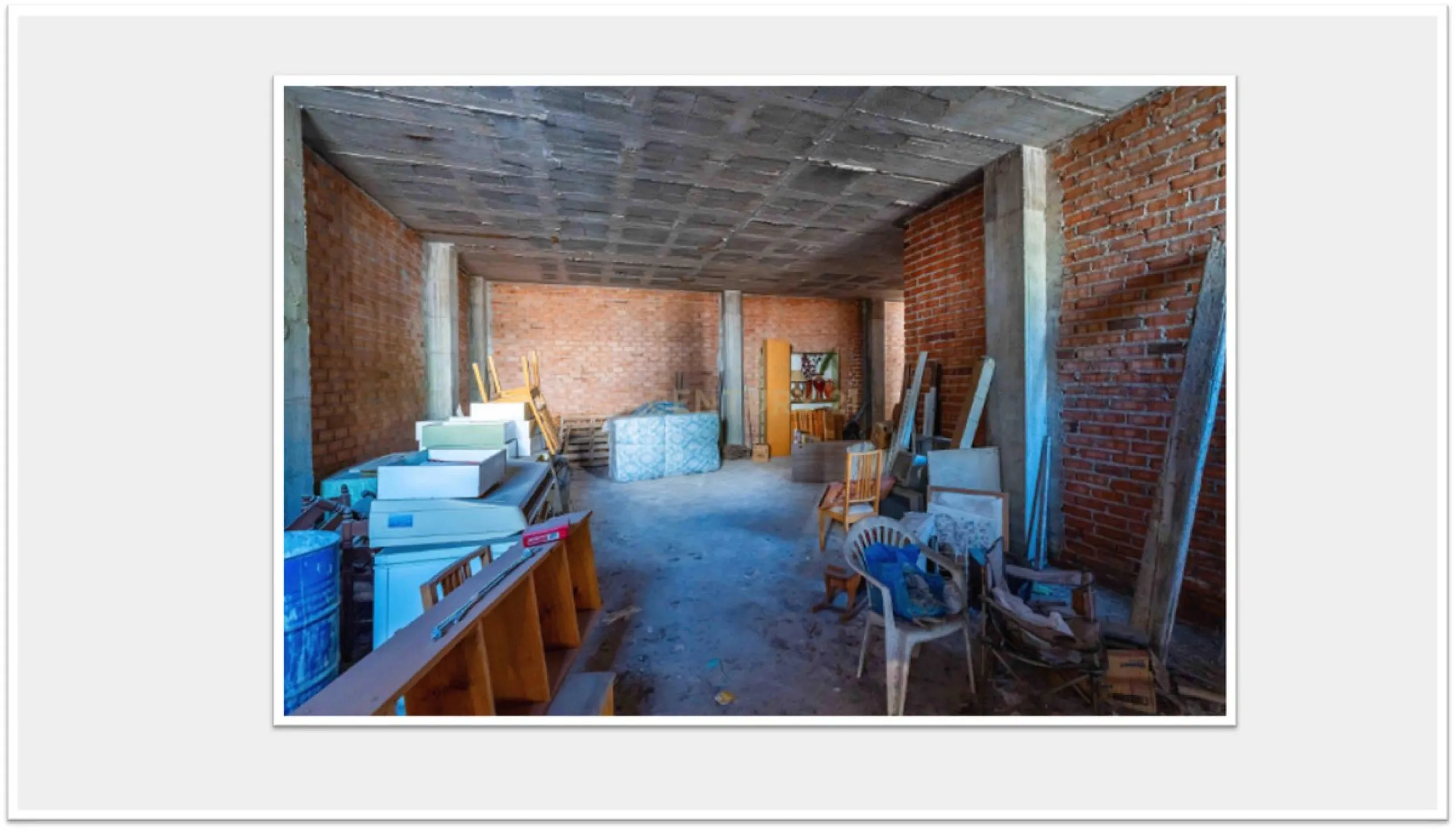 Discover this impressive building under construction in the heart of Andalusia, Malaga, with a floor area of 835 m². This property stands out for its excellent exposure to light and its privileged location, ideal for investors looking for a project withou
