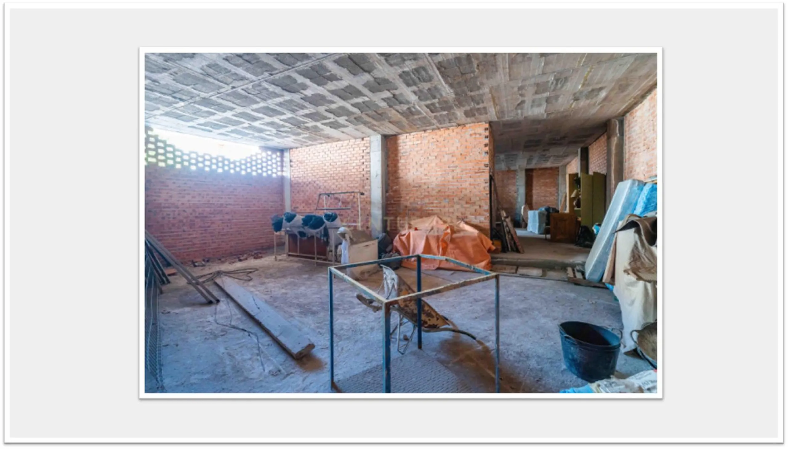 Discover this impressive building under construction in the heart of Andalusia, Malaga, with a floor area of 835 m². This property stands out for its excellent exposure to light and its privileged location, ideal for investors looking for a project withou