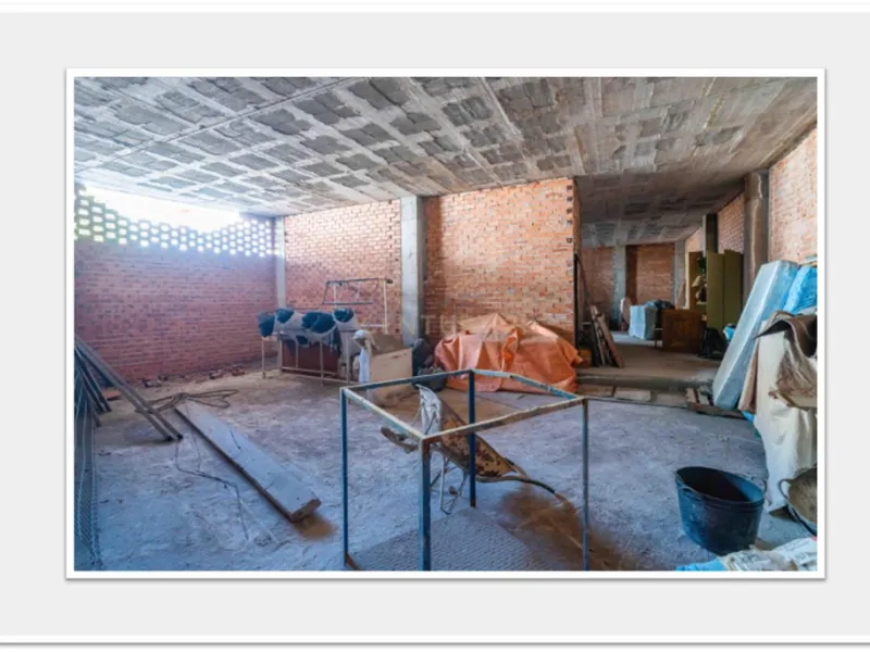 Discover this impressive building under construction in the heart of Andalusia, Malaga, with a floor area of 835 m². This property stands out for its excellent exposure to light and its privileged location, ideal for investors looking for a project withou