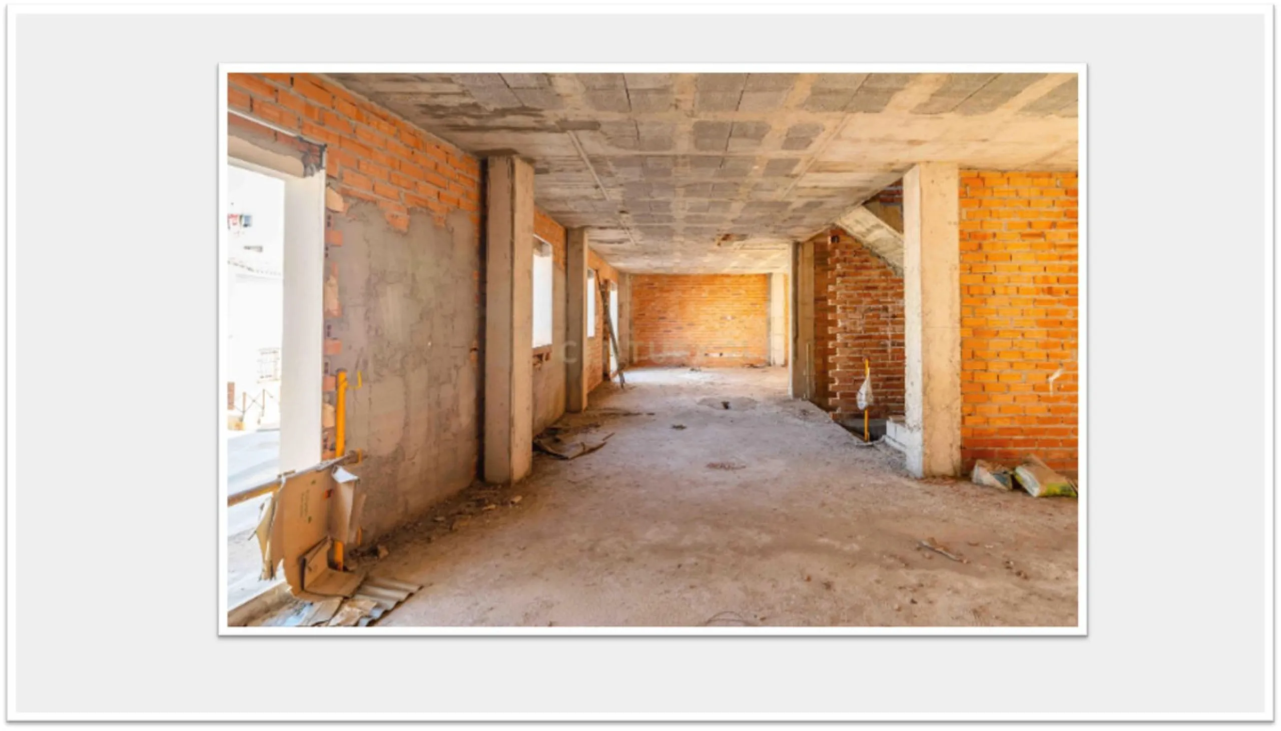 Discover this impressive building under construction in the heart of Andalusia, Malaga, with a floor area of 835 m². This property stands out for its excellent exposure to light and its privileged location, ideal for investors looking for a project withou