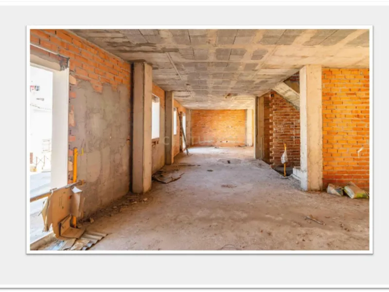 Discover this impressive building under construction in the heart of Andalusia, Malaga, with a floor area of 835 m². This property stands out for its excellent exposure to light and its privileged location, ideal for investors looking for a project withou