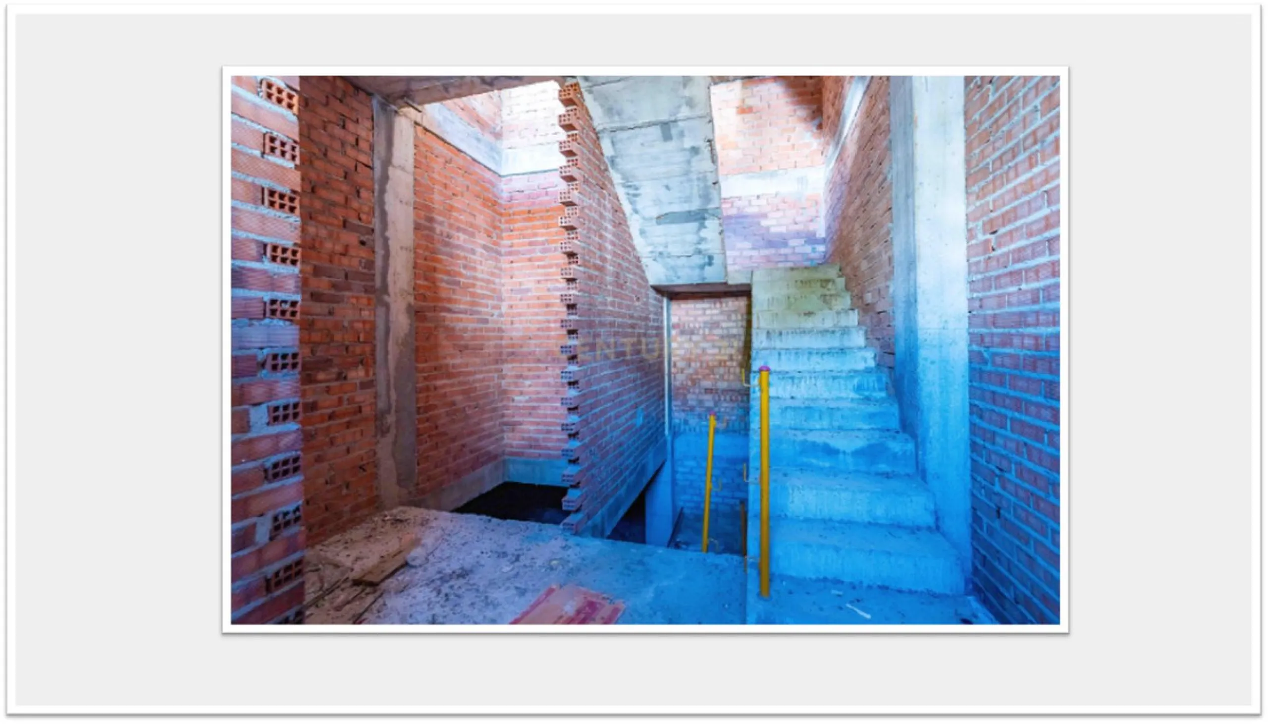 Discover this impressive building under construction in the heart of Andalusia, Malaga, with a floor area of 835 m². This property stands out for its excellent exposure to light and its privileged location, ideal for investors looking for a project withou