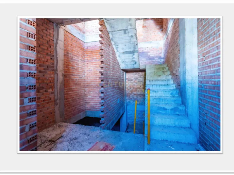 Discover this impressive building under construction in the heart of Andalusia, Malaga, with a floor area of 835 m². This property stands out for its excellent exposure to light and its privileged location, ideal for investors looking for a project withou