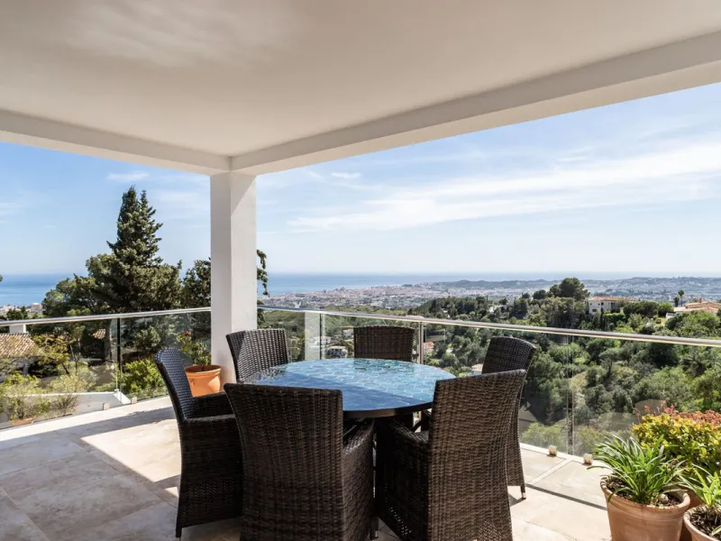 Welcome to this unique, architect-designed villa with two floors and a basement, located just a stone's throw from the charming Mijas Pueblo. Here, the tranquility of the mountain village and the surrounding green nature combine with modern amenities, clo