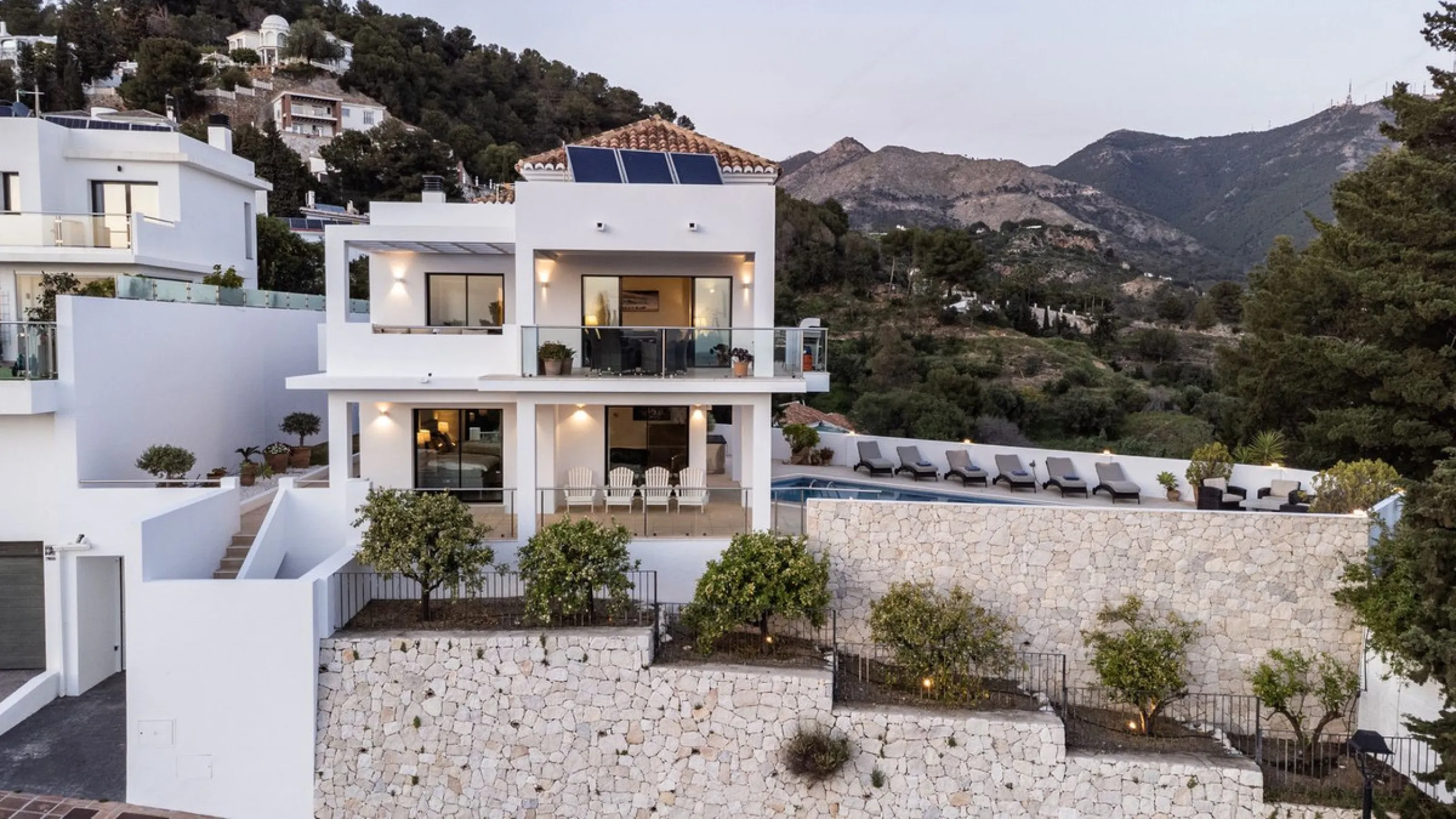House - Detached Villa в продаже в Mijas, Málaga. В доме 3 спален и 4 ванных комнат. Площадь дома 318 м²