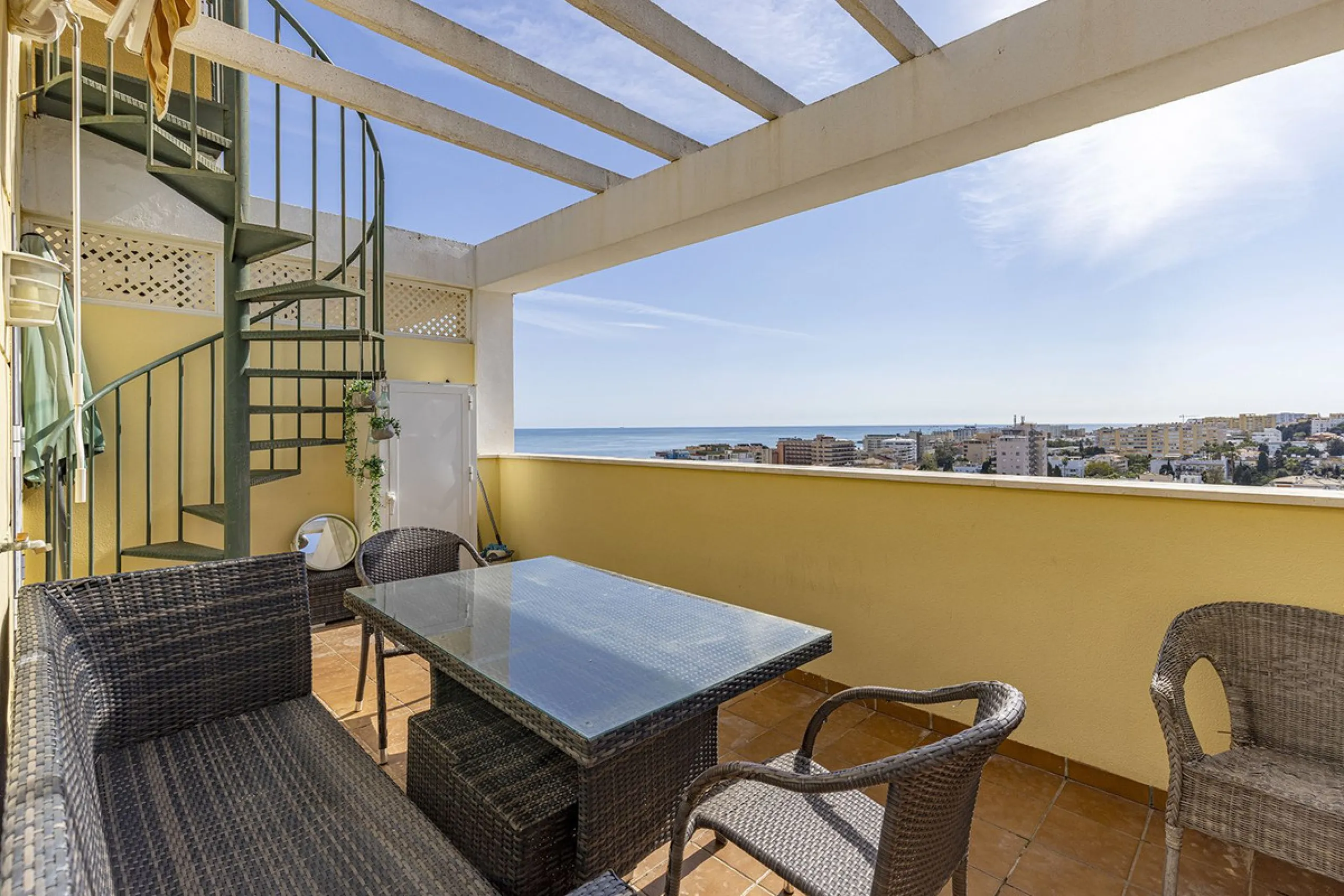 A beautiful South West facing penthouse with a roof terrace, amazing views, walking distance to public transport and local amenities, underground parking, a storage room and on a community which allows short term rentals (subject to the new buyer going th
