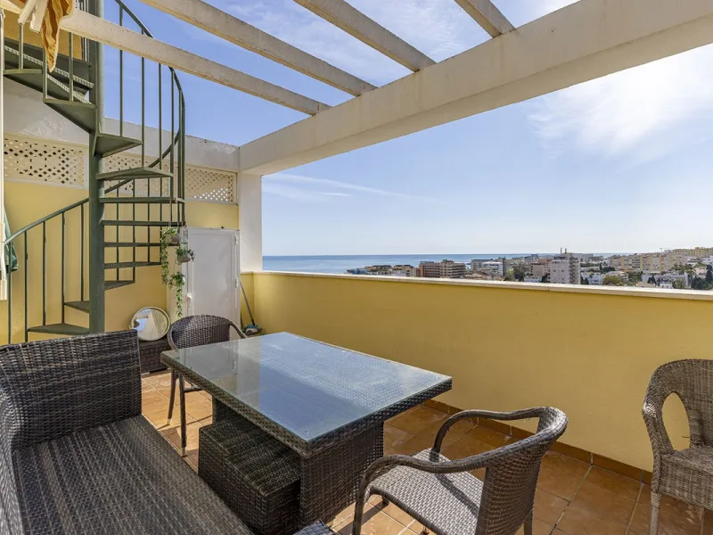 A beautiful South West facing penthouse with a roof terrace, amazing views, walking distance to public transport and local amenities, underground parking, a storage room and on a community which allows short term rentals (subject to the new buyer going th
