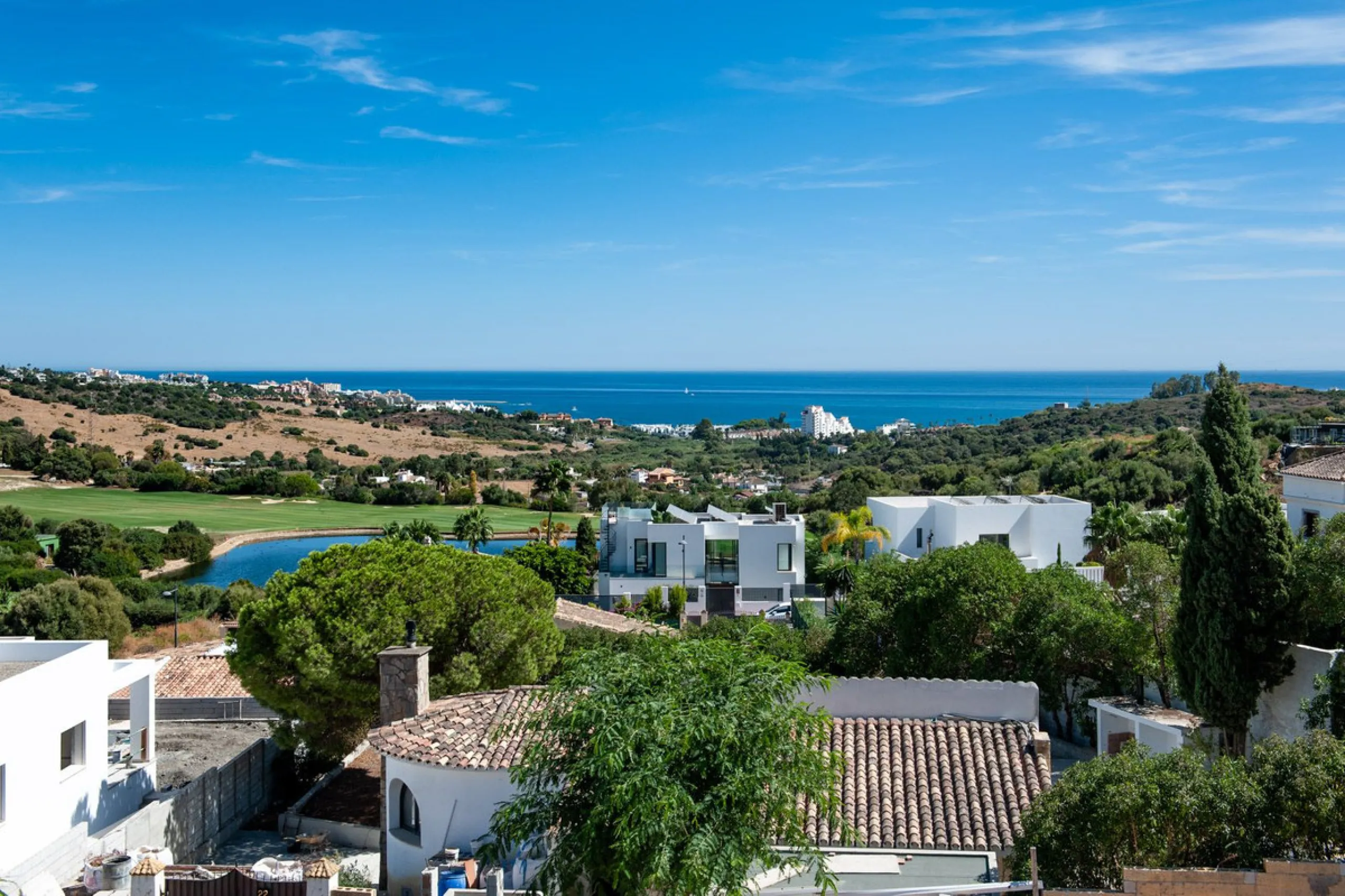 Move-in ready, brand new, modern, top-floor apartment for sale in a golf urbanization near Estepona town